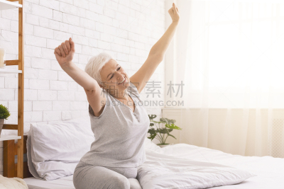 床,早晨,老年女人,井,就寝时间,真实的人,舒服,一个人,女人,床上用品
