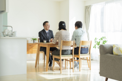 男商人,中老年伴侣,仅日本人,金融顾问,日本人,股市和交易所,半身像,家庭保险,房地产,忠告