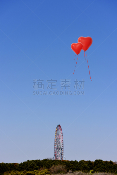 红色,半空中,气球,心型,摩天轮,两个物体,户外,白昼,蓝色,高大的
