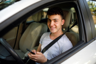 汽车内部,交通工具内部,汽车,肖像,透过窗户往外看,仅青少年,司机,智能手机,安全的,方向盘