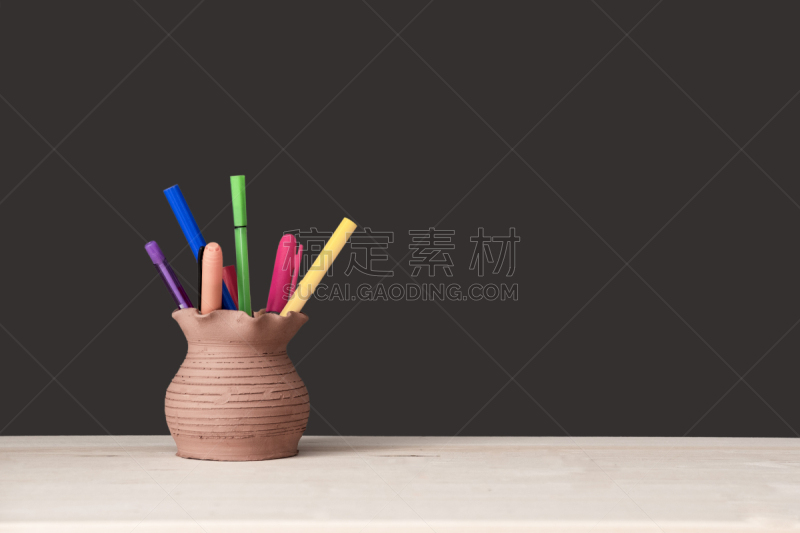 铅笔盒,毡尖笔,铅笔,壁纸,广口瓶,马克杯,自制的,尺,学校用品,木制