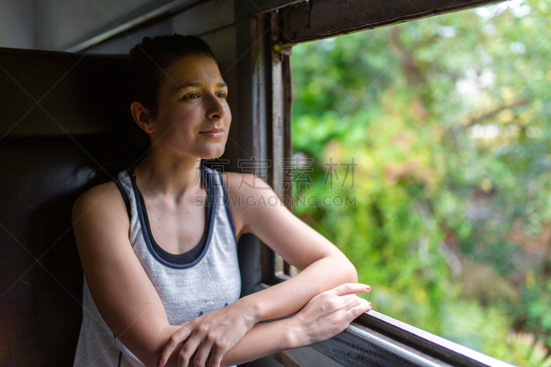 斯里兰卡,女人,火车,透过窗户往外看,拉凡他那石拱,在活动中,旅途,科伦坡,交通,热带气候