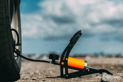 车轮,汽车,脚踏泵,室内地面,几乎,电话线,风,设备用品,沙砾,车站