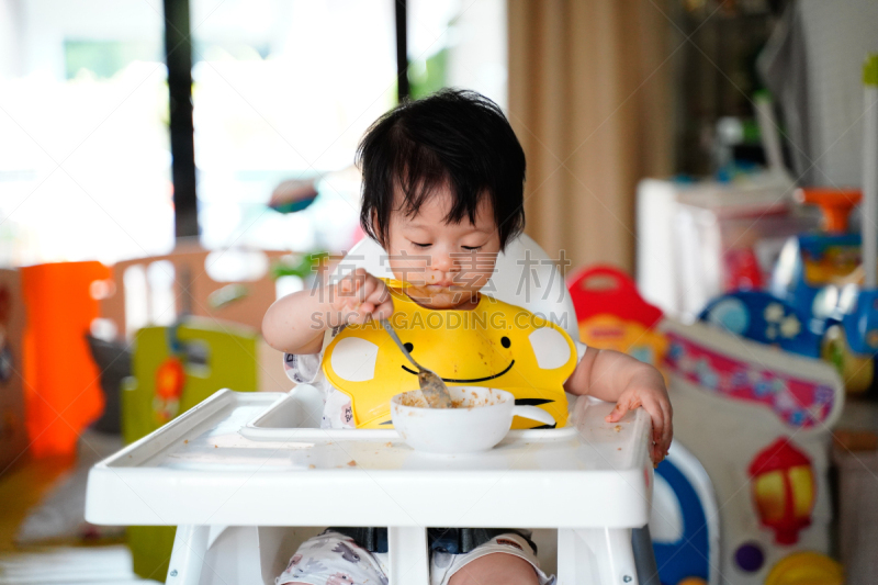 住宅房间,碗,婴儿,幼儿,住宅内部,汤匙,高脚椅,围裙,吃,坐