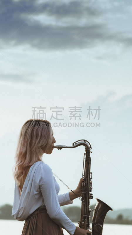云,女人,萨克斯,进行中,女孩,自然,音乐,青年人,业余爱好,概念