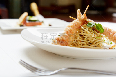天妇罗虾,餐馆,对虾,照烧,盘子,桌子,天麸罗,炸制食物,两个物体,装饰菜