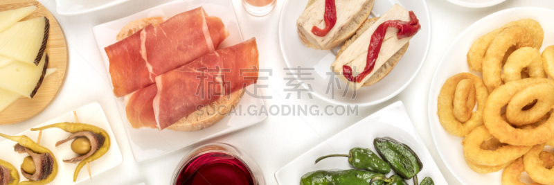 餐前小吃,鱿鱼,白色背景,全景,小酒杯,塑料圈,小吃,奶酪,在上面
