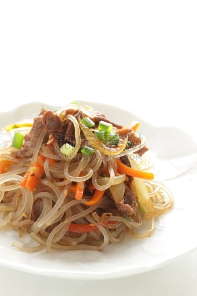 韩国食物,蔬菜,粉丝,白色背景,垂直画幅,主食,食品,韩式炒粉丝,图像,芝麻