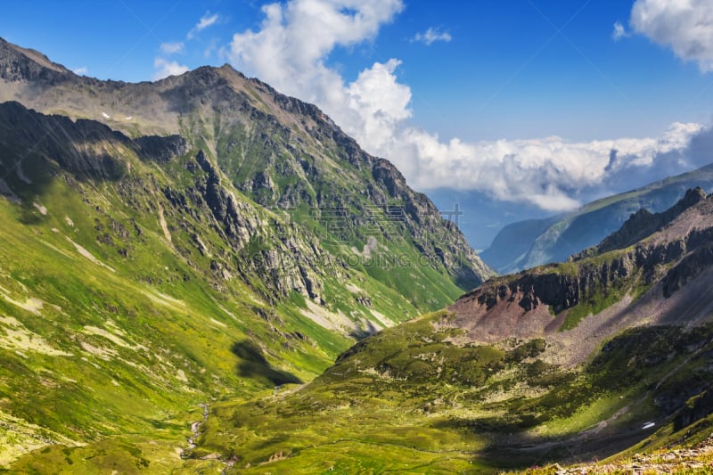 山谷,高加索山脉,俄罗斯,绿山国家森林公园,自然美,热,云景,云,雪,草