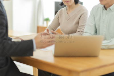 男商人,中老年伴侣,仅日本人,技术,金融顾问,日本人,股市和交易所,半身像,房地产,忠告