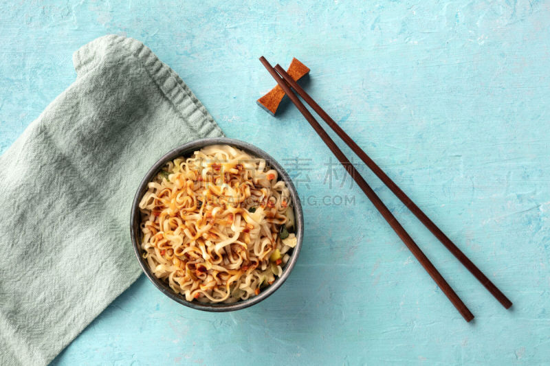 胡萝卜,水鸭,筷子,面条,蓝色背景,在上面,紧迫,文字,开胃酱,小酒杯