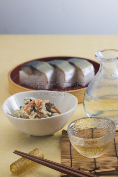 日本青酒,清酒杯,含酒精饮料,寿司,海产,赤犬,垂直画幅,米,膳食,日本酒壶