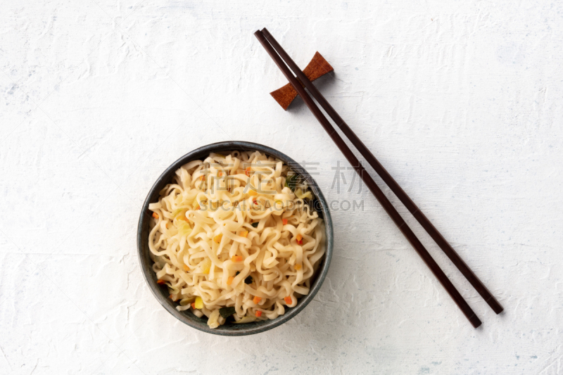 荞麦面,胡萝卜,筷子,留白,青绿色,蓝色背景,小酒杯,紧迫,高视角,韩国食物