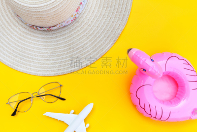 平铺,留白,极简构图,旅游目的地,塑料火烈鸟,概念,飞机,太阳镜,度假