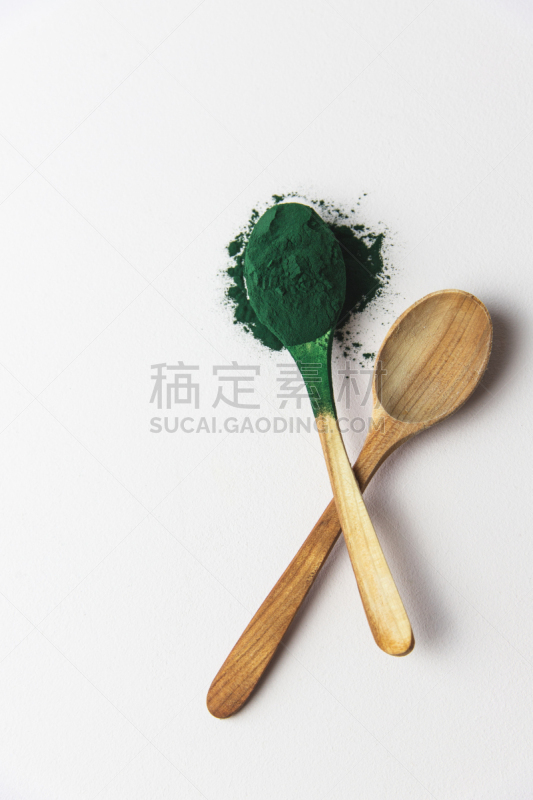 研磨食品,螺旋菌,垂直画幅,汤匙,白色背景,充满的,木匙,健康保健,清新,自然界的状态