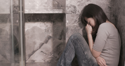 角落,女人,性暴力,一个人,头痛,危机,面部表情,阴影,筋疲力尽,仅一个女人
