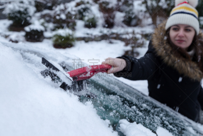 雪,冰雪刮,汽车,冬天,女人,青年人,棕色头发,清理,关闭