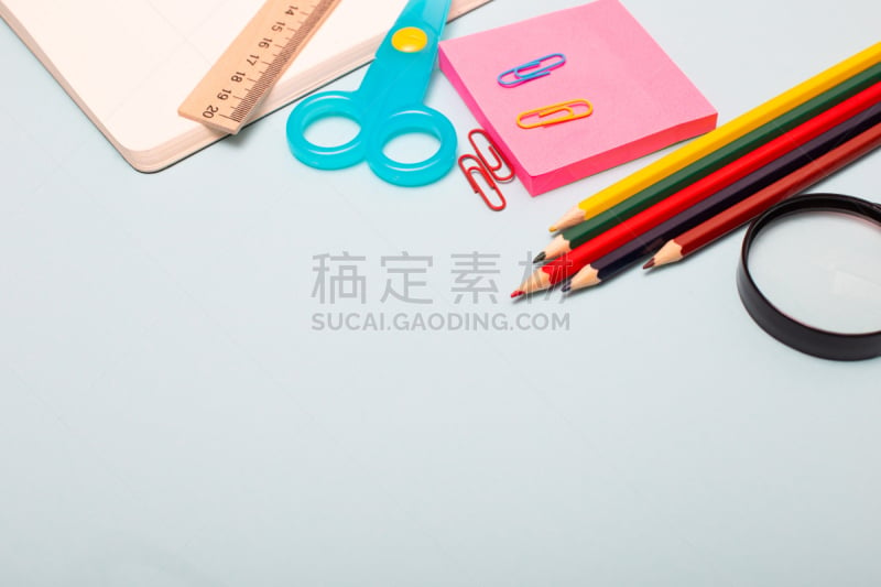 留白,学校用品,蓝色背景,概念,抽陀螺,视角,九月,小学,铅笔,设备用品