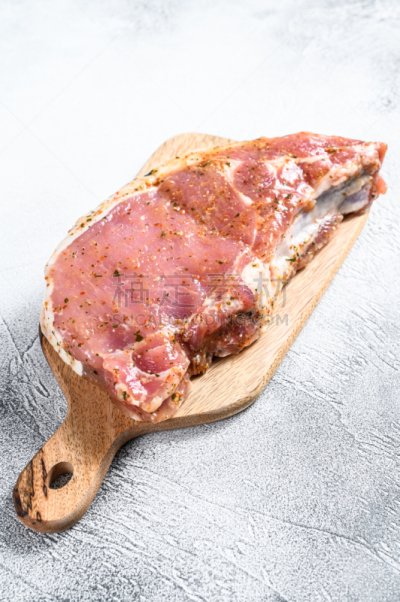 牛排,猪肉,炸肉排,灰色背景,腌制