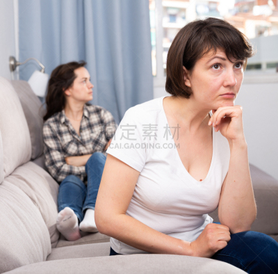 女人,住宅内部,成年的,姐妹,不高兴的,修改系列,儿童,家庭,舒服,30岁到34岁