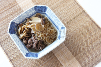 炖品,牛肉,蘑菇,蔬菜,杏鲍菇,日本食品,食品,配菜,姬菇,自制的