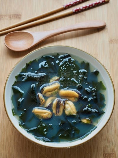 韩国食物,海草,贻贝,汤,焖菜,饮食产业,日本食品,东方食品,餐具,自制的