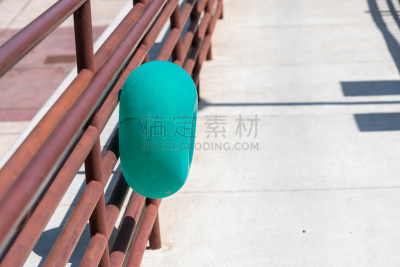 洞,一个物体,多纳圈,人行道,气球,多色的,街道,绿色,栏杆,附着的