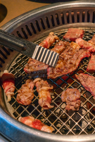 野餐烤牛肉,炊具,煤,特写,格子烤肉,切片食物,韩国食物,钳夹,日本食品,食饮供应