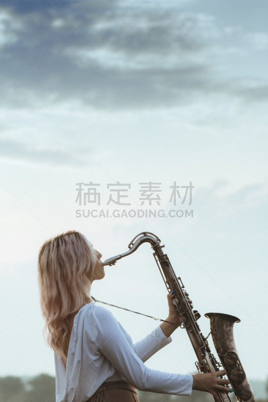 云,女人,萨克斯,进行中,女孩,自然,音乐,青年人,概念,自然美