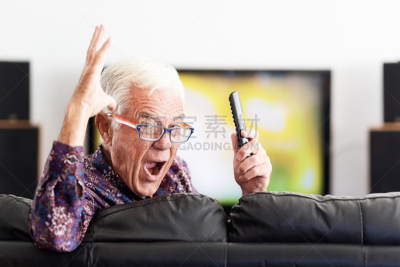 老年男人,做手势,狂怒的,遥控器,仅一个老年男人,仅男人,技术,仅一个男人,扬声器,拿着