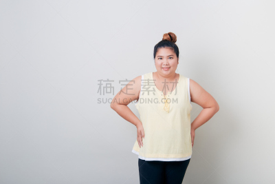女人,幸福,肥胖,明亮,自然美,灰色背景,注视镜头,比例,肖像