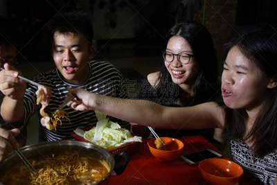 马来西亚,晚餐,东南亚,蒸汽船,社交聚会,真实的人,全家福,成年学生,浮力棒,20到24岁