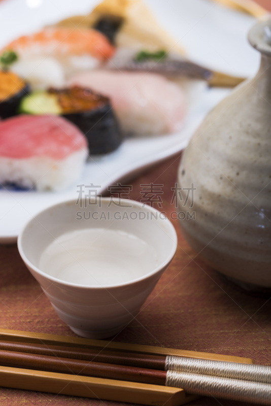 日本青酒,生鱼片寿司,海胆,含酒精饮料,寿司,海鳗,海产,鱼卵,垂直画幅,膳食