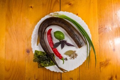 烟熏食品,香料,木制,白色,罗勒,紫菜,辣椒,酸橙,盘子,桌子