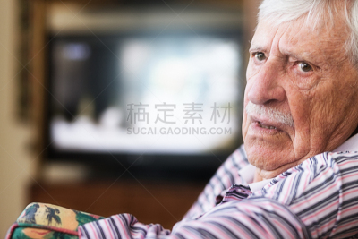 看电视,男人,生气,麻烦,老年男人,仅一个老年男人,仅男人,肖像,仅一个男人