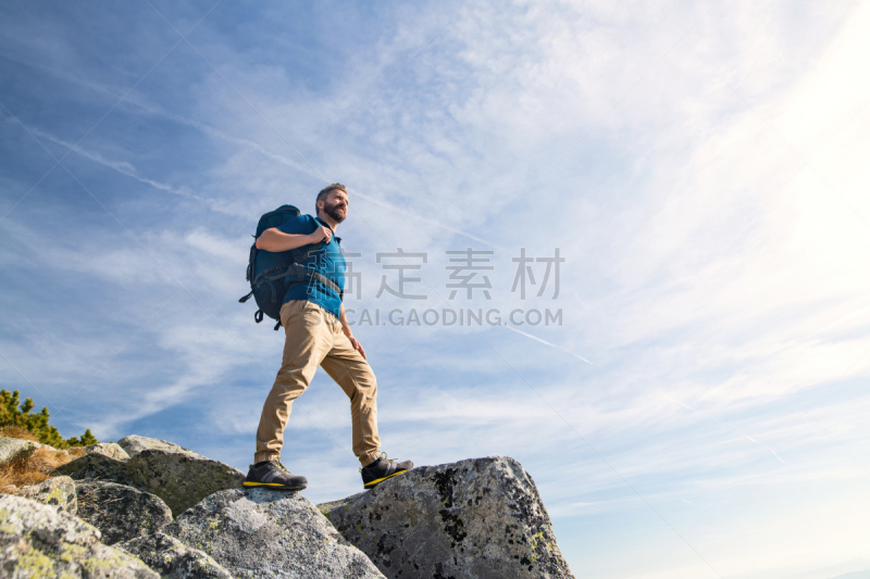 中老年男人,背包,山,夏天,徒步旅行