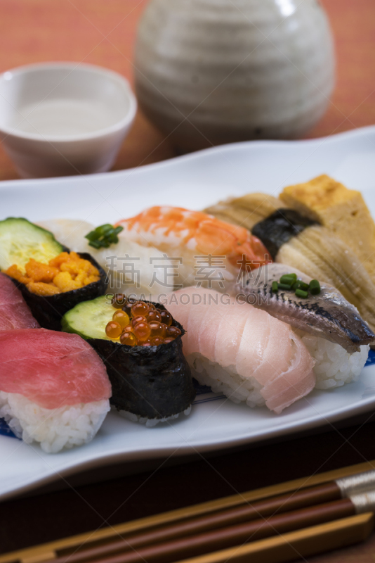 日本青酒,生鱼片寿司,海胆,含酒精饮料,寿司,海鳗,海产,鱼卵,垂直画幅,膳食