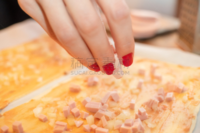 比萨饼,香肠,手,撒下,特写,长方形,女人,准备,垒
