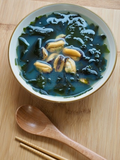 韩国食物,海草,贻贝,汤,焖菜,饮食产业,日本食品,东方食品,餐具,自制的