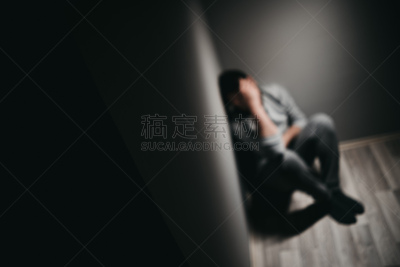 男人,坐在地上,暗色,仅男人,肖像,仅一个男人,凌乱,阴影,情绪压力,痛苦