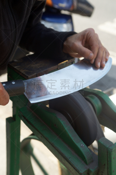 炊具刀,磨光机,老年男人,车轮,无法辨认的人,刀刃,腿,工作年长者,设备用品,削尖