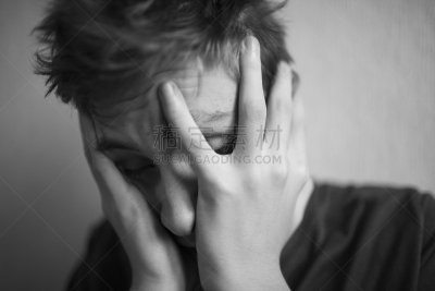 人的脸部,青少年,手,沮丧,18岁到19岁,暴力,肖像,摩尔多瓦共和国,一个人,头痛
