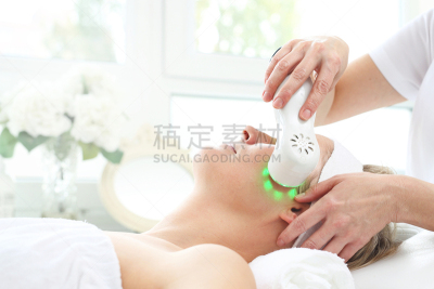 面部按摩,光线疗法,超声波,波兰,药,40到44岁,仅女人,仅一个女人,抗衰老