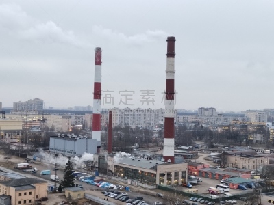 Панорама города и два димохода в зимний день