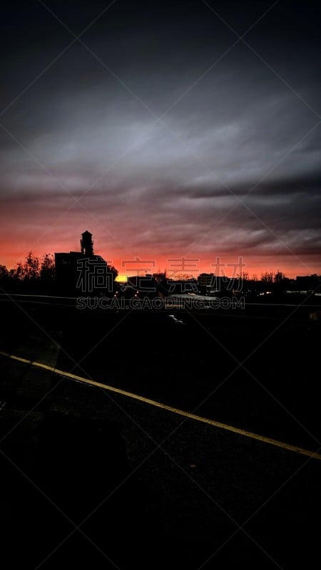 Vue sur le coucher de soleil d'octobre à Montréal dans une ancienne zone industrielle.