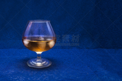 威士忌,蓝色背景,玻璃,冰块,葡萄酒杯,留白,饮料,芬兰,含酒精饮料,闪亮的