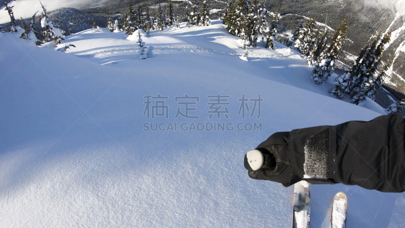 山,滑雪坡,非滑雪场地的滑雪,一个人,第一名,主观视角,透视图,下移