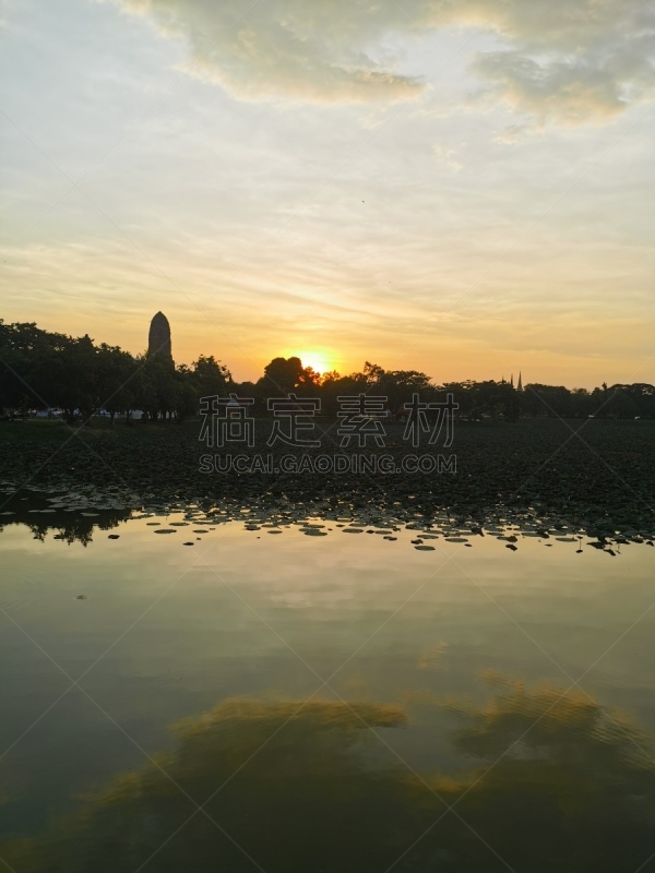 Ayutthaya​ view​ by​ Wat​ Mahathat​ during​sunset