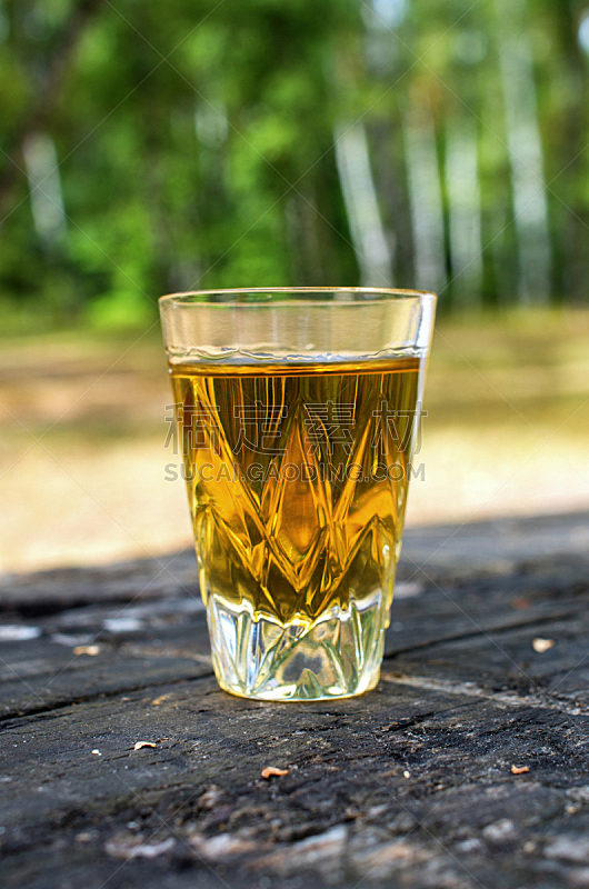玻璃杯,威士忌,饮料,含酒精饮料,暗色,一个物体,橙色,拿着,夏天,户外