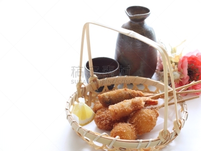 炸制食物,日本食品,食品,串肉签,饮料,酒瓶,蔬菜,篮子,酱汁,调味品